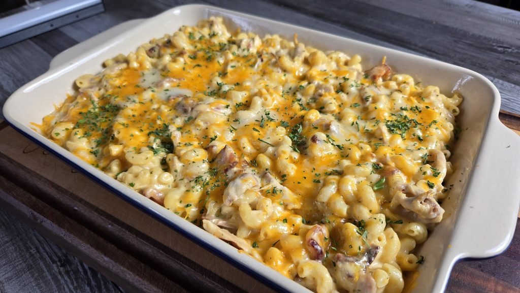 You are currently viewing Baked mac and cheese with bacon and broccoli